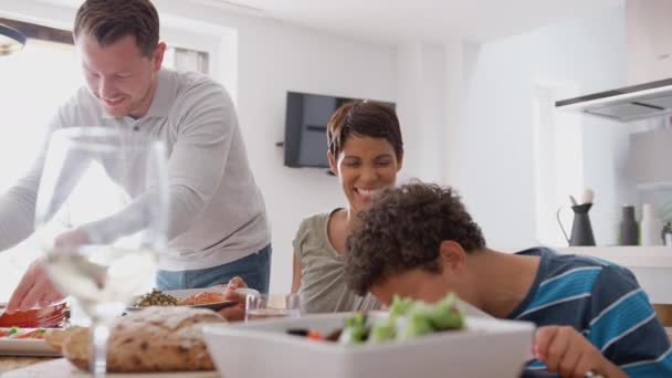 Familia Multigeneracional Raza Mixta Comiendo Comida Alrededor Mesa Casa Juntos — Vídeo de stock