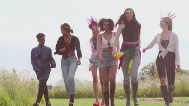 Grupp Unga Kvinnliga Vänner Promenader Genom Musikfestivalen Site Skjuten Slow — Stockvideo