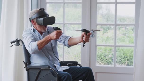 Senior Gehandicapte Man Rolstoel Thuis Het Dragen Van Virtual Reality — Stockvideo