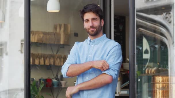 Portret Van Mannelijke Eigenaar Van Koffieshop Die Buiten Staat Glimlacht — Stockvideo