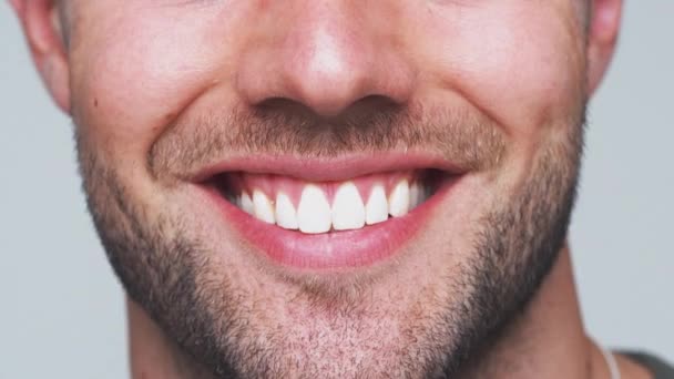 Close Estúdio Tiro Homem Com Dentes Perfeitos Sorrindo Para Câmera — Vídeo de Stock