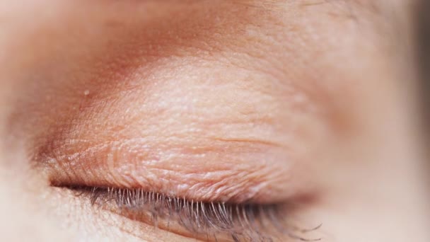 Extreme Close Studio Shot Woman Eye Looking Camera Shot Slow — Stockvideo