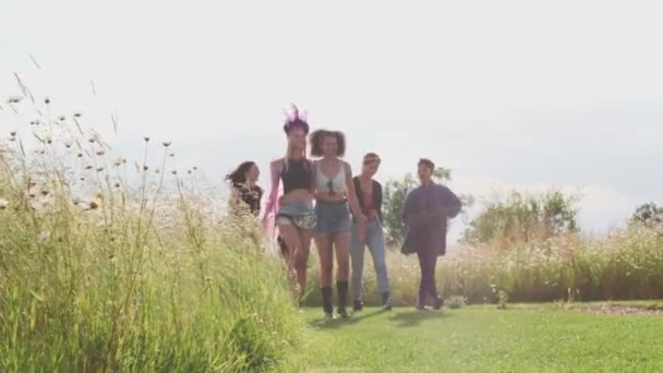 若い女性の友人のグループは 音楽祭のサイトを歩く スローモーションで撮影 — ストック動画