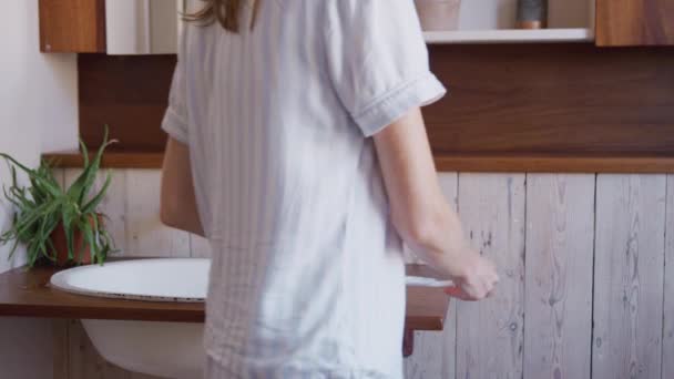 Mujer Preocupada Mirando Resultado Positivo Prueba Embarazo Baño Disparo Cámara — Vídeo de stock