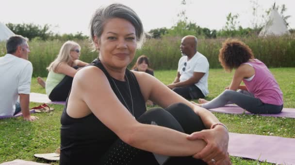 Retrato Mulher Madura Vestindo Roupas Fitness Segurando Tapete Exercício Retiro — Vídeo de Stock