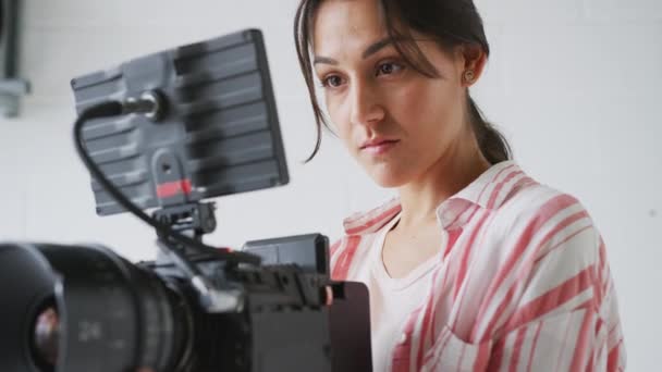 Fotógrafa Profesional Filmando Vídeo Estudio Filmado Cámara Lenta — Vídeo de stock