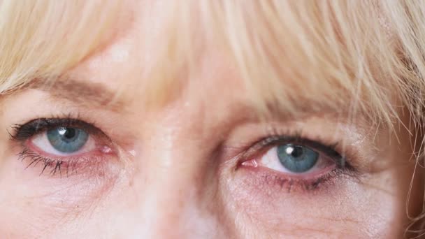 Close Studio Shot Van Volwassen Vrouwen Ogen Kijken Naar Camera — Stockvideo