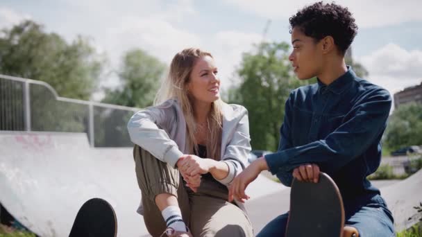 Två Kvinnliga Vänner Pratar Och Skrattar Urban Skate Park Skjuten — Stockvideo