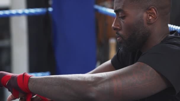 Boxeador Masculino Gimnasio Poniendo Envolturas Protectoras Las Manos Sentadas Ring — Vídeos de Stock