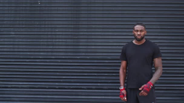 Portrait Boxeur Masculin Avec Enveloppements Sur Les Mains Debout Près — Video