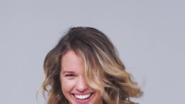 Молодая Женщина Появляется Нижней Части Рамки Щёлкает Волосами Перед Смеяться — стоковое видео
