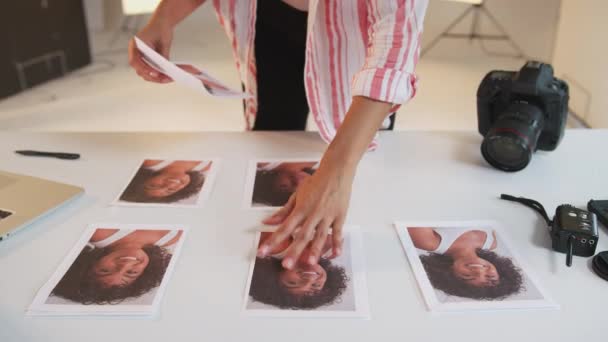 Női Fotós Szerkesztése Képeket Fotózás Stúdióban Fényképezte Lassított Felvételen — Stock videók
