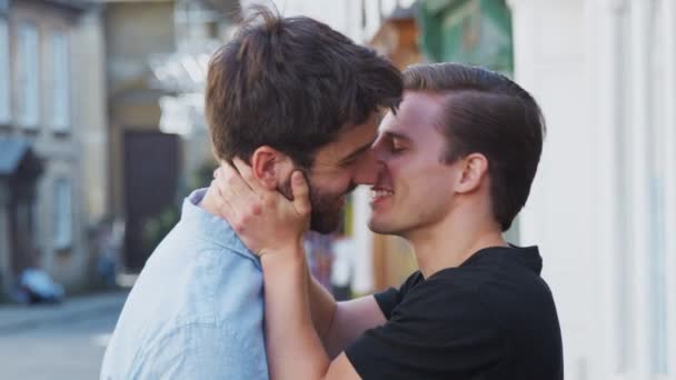 Amando Casal Gay Masculino Data Beijando Fora Rua Cidade Tiro — Vídeo de Stock