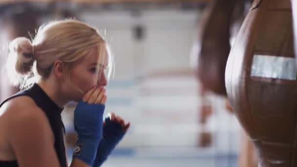 Boxeadora Femenina Gimnasio Haciendo Ejercicio Golpeando Saco Boxeo Cuero Pasado — Vídeos de Stock