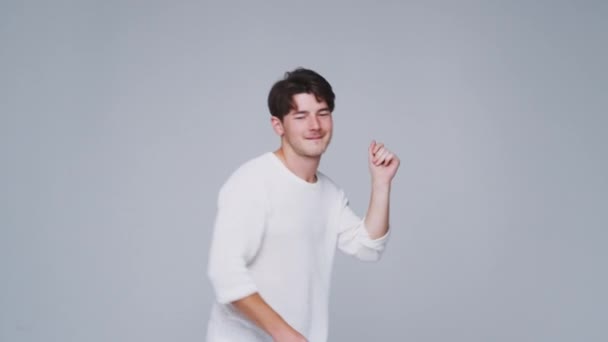 Широкоугольный Снимок Молодого Человека Танцующего Белом Студийном Фоне Снятый Замедленной — стоковое видео