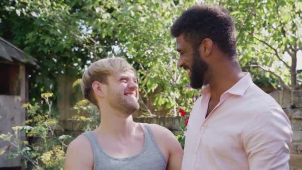 Portrait Couple Gay Masculin Maison Dans Jardin Debout Contre Soleil — Video