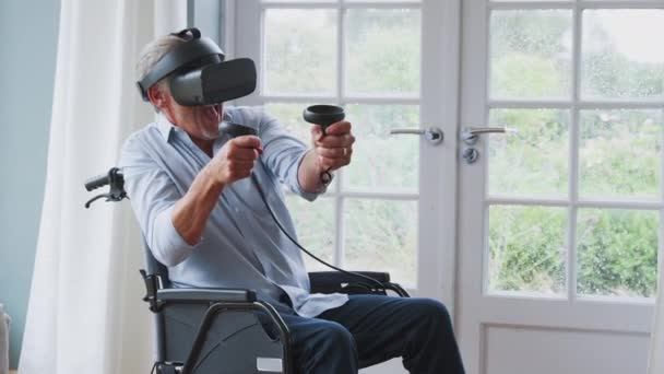 高齢者障害者の車椅子で自宅で仮想現実ヘッドセットを着てゲームを保持コントローラをプレイ スローモーションで撮影 — ストック動画