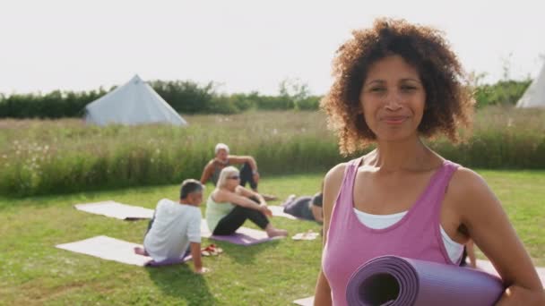 Olgun Kadın Portresi Spor Kıyafetleri Giyiyor Kırsal Kesimdeki Yoga Merkezinde — Stok video