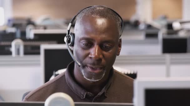 穿着耳机在呼叫中心工作 与客户对话的成熟商人的跟踪镜头 慢镜头 — 图库视频影像