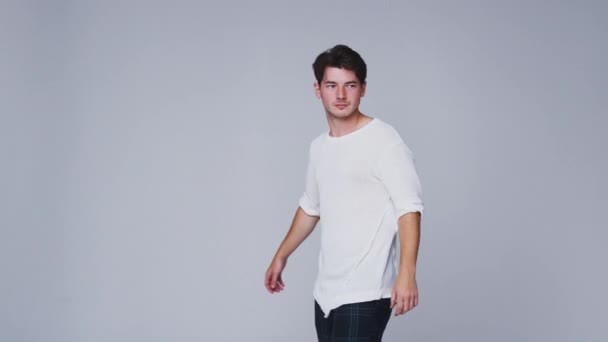 Широкоугольный Снимок Молодого Человека Входящего Кадр Танцующего Белом Студийном Фоне — стоковое видео