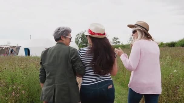 Achteraanzicht Van Volwassen Groep Vrouwelijke Vrienden Die Met Yurts Een — Stockvideo