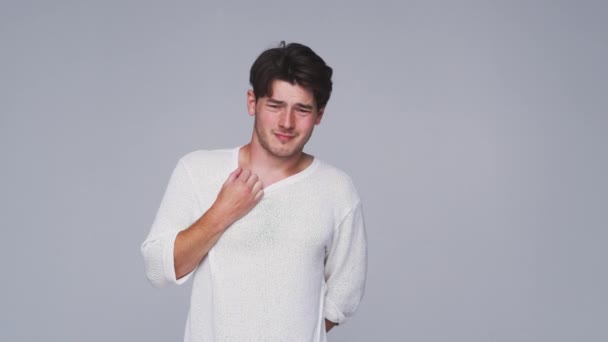 Mutsuz Genç Adamın Beyaz Stüdyo Arka Planına Karşı Üzgün Bir — Stok video