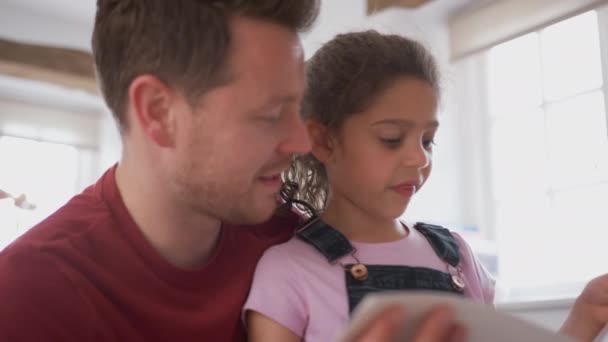 Ayah Dengan Anak Perempuan Duduk Kamar Tidur Membaca Buku Bersama — Stok Video