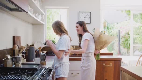 Mujer Dando Gay Pareja Femenina Ramo Flores Cocina Casa Disparo — Vídeo de stock