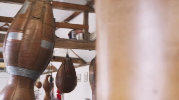 Отслеживание Выстрел Мужской Боксер Тренажерном Зале Работает Ударяя Старомодный Кожаный — стоковое видео