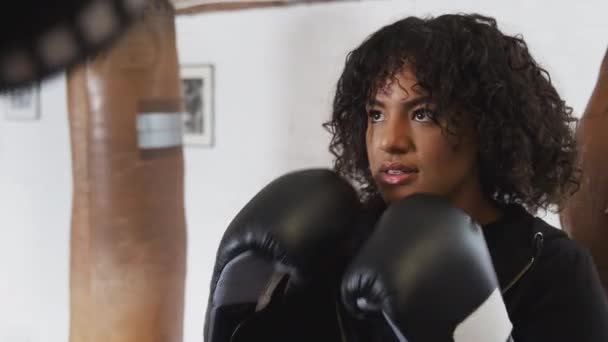 男子拳击教练与女子拳击运动员在体育馆使用训练手套 慢动作射击 — 图库视频影像