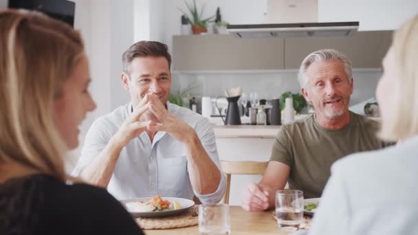 Gezin Met Senioren Ouders Volwassen Nakomelingen Zitten Rond Tafel Genieten — Stockvideo