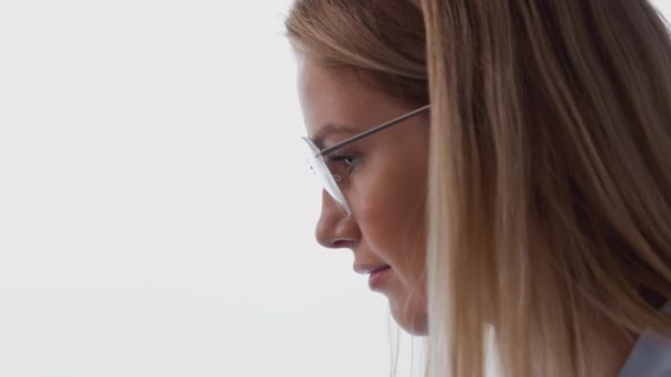 Câmera Rastreia Jovem Empresária Usando Óculos Trabalhando Laptop Escritório Moderno — Vídeo de Stock