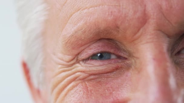 Close Estúdio Tiro Homens Maduros Olhos Olhando Para Câmera Filmado — Vídeo de Stock