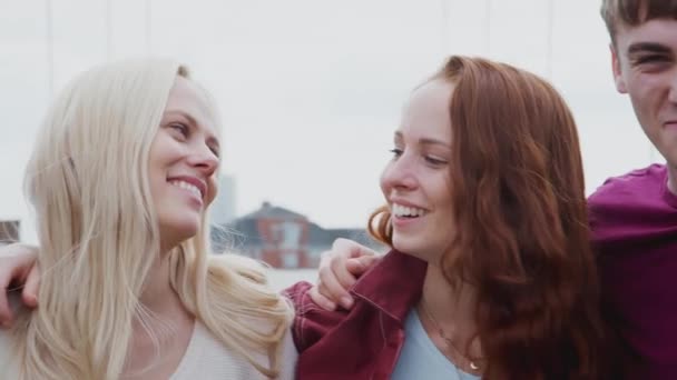 Kamera Spår Över Ansikten Grupp Manliga Och Kvinnliga College Student — Stockvideo