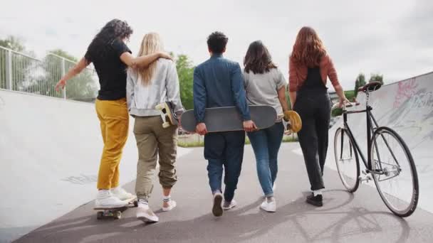 Achteraanzicht Van Een Groep Vrouwelijke Vrienden Met Skateboards Fietsen Die — Stockvideo