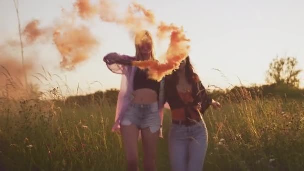 Dwie Koleżanki Biwakujące Festiwalu Muzycznym Biegające Polu Machające Rozbłyskami Dymu — Wideo stockowe