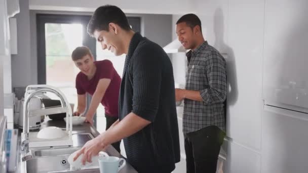 Grupo Estudantes Universitários Sexo Masculino Amigos Pendurados Cozinha Compartilhada Casa — Vídeo de Stock