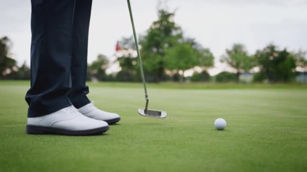 Close Golfista Feminina Colocando Bola Golfe Verde Tiro Câmera Lenta — Vídeo de Stock