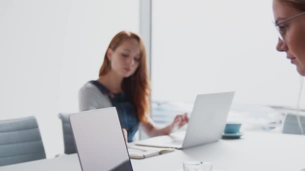 Focus Drar Från Förgrund Till Bakgrund Som Två Nonchalant Klädda — Stockvideo