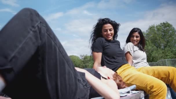 Três Amigas Conversando Relaxando Parque Skate Urbano Filmadas Câmera Lenta — Vídeo de Stock