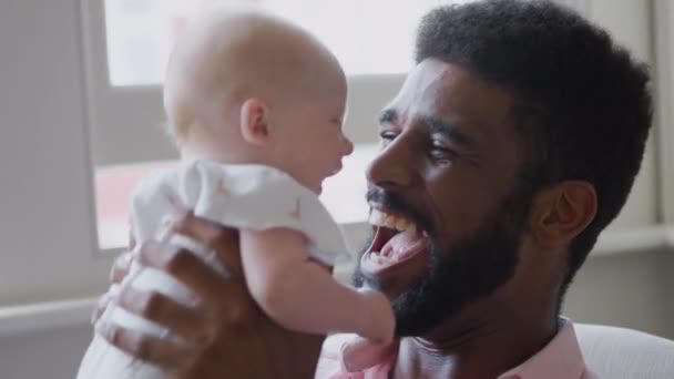 Pai Amoroso Brincando Com Filha Bebê Sorridente Casa Filmado Câmera — Vídeo de Stock