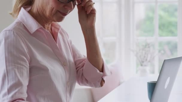 Volwassen Vrouw Met Pakket Pillen Zoek Naar Informatie Bijwerkingen Online — Stockvideo