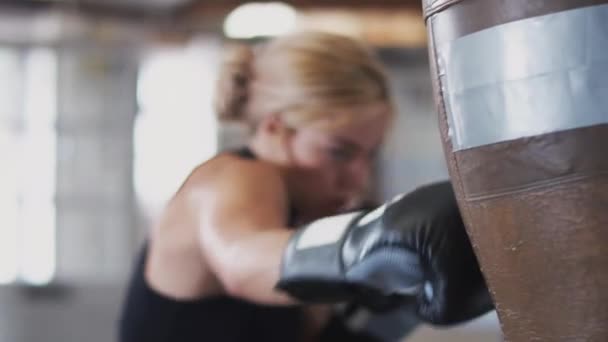 Kvinna Boxare Gym Träna Genom Att Slå Gammaldags Läder Punch — Stockvideo