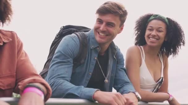 Bir Grup Genç Arkadaş Müzik Festivalinin Girişinde Engellerin Arkasında Bekliyor — Stok video