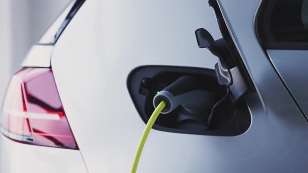 Garajda Elektrikli Arabanın Kamera Izleri Var Yavaş Çekimde Araca Bağlı — Stok video
