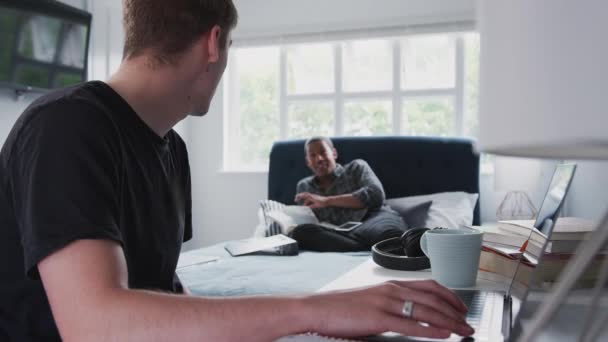 两个男大学生在卧室合住 一起学习 动作缓慢 — 图库视频影像