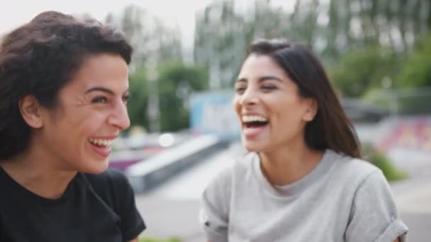 Duas Amigas Conversando Rindo Parque Skate Urbano Filmadas Câmera Lenta — Vídeo de Stock