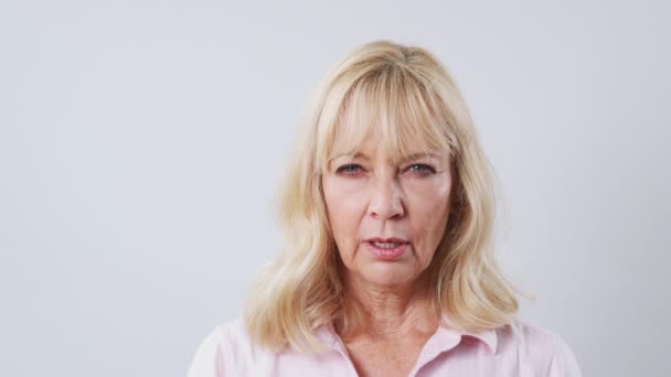 Stüdyoda Beyaz Arka Planda Heyecanlı Olgun Bir Kadının Yavaş Çekimde — Stok video
