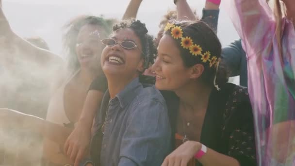 Müzik Festivali Alanındaki Engellerin Ardında Dans Eden Bir Grup Genç — Stok video