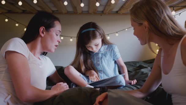 Evde Kızıyla Aynı Yatakta Oturan Aynı Cinsiyetten Kadın Çift Yavaş — Stok video